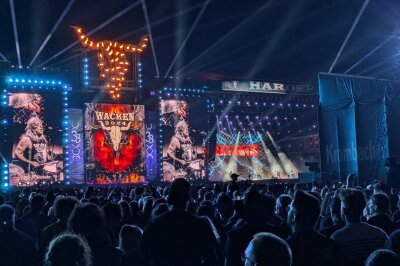 Fotos vom Wacken Open Air 2024: Die Metal-Legenden kehren zurück - Fotos vom Wacken Festival 2024. Gene Simmons, Asenblut, Scorpions, Mikkey Dee, Saltatio Mortis, Suzy Quatro, Bülent Ceylan, InExtremo, Wasteland Warrios und mehr...