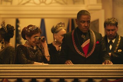 Francis Ford Coppola und sein XXL-Herzensprojekt: Mit Cesar in die Zukunft - Bürgermeister Franklyn Cicero (Giancarlo Esposito) und seine Gattin Teresa (Kathryn Hunter) begutachten ein Spektakel.