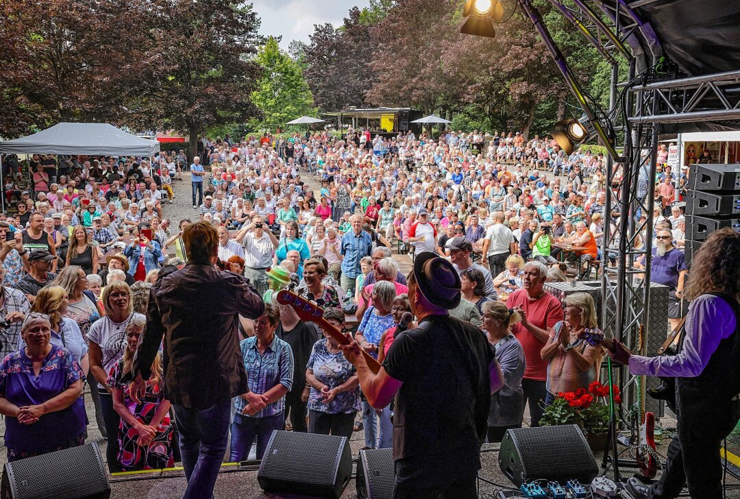 Frank Schöbel begeistert Pfaffenberg immer noch mit 81 Jahren - Am zweiten Tag auf dem Bergfest begeisterte Schlagerstar Frank Schöbel das Publikum. Foto: Andreas Kretschel