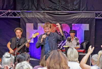 Frank Schöbel begeistert Pfaffenberg immer noch mit 81 Jahren - Am zweiten Tag auf dem Bergfest begeisterte Schlagerstar Frank Schöbel das Publikum. Foto: Andreas Kretschel