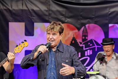 Frank Schöbel begeistert Pfaffenberg immer noch mit 81 Jahren - Am zweiten Tag auf dem Bergfest begeisterte Schlagerstar Frank Schöbel das Publikum. Foto: Andreas Kretschel