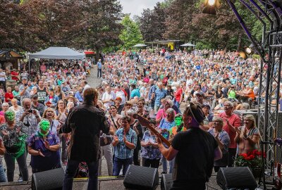 Frank Schöbel begeistert Pfaffenberg immer noch mit 81 Jahren - Am zweiten Tag auf dem Bergfest begeisterte Schlagerstar Frank Schöbel das Publikum. Foto: Andreas Kretschel