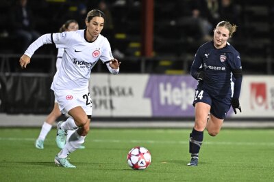 Frankfurt bleibt dank kuriosem Elfmeter an Wolfsburg dran - Frankfurts Sara Doorsoun (l) verwandelte gegen Hoffenheim einen kuriosen Handelfmeter.