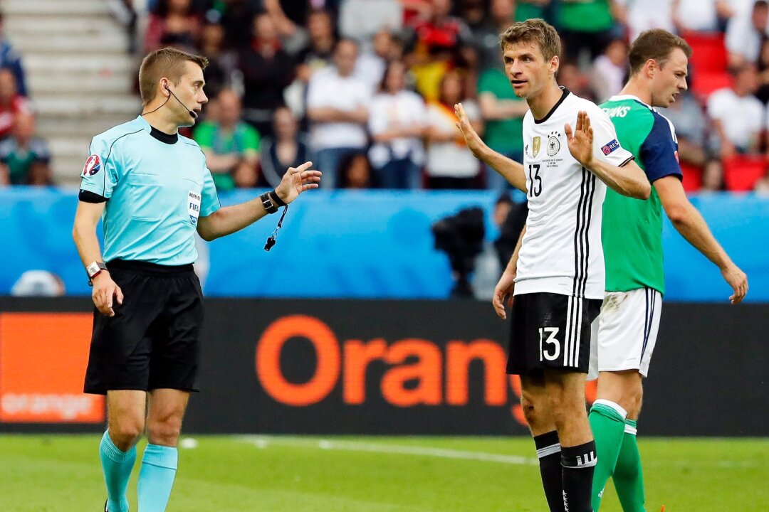 Franzose Turpin pfeift DFB-Elf im Eröffnungsspiel - Clement Turpin (L) zeigte Thomas Müller seine bisher einzige rote Karte.