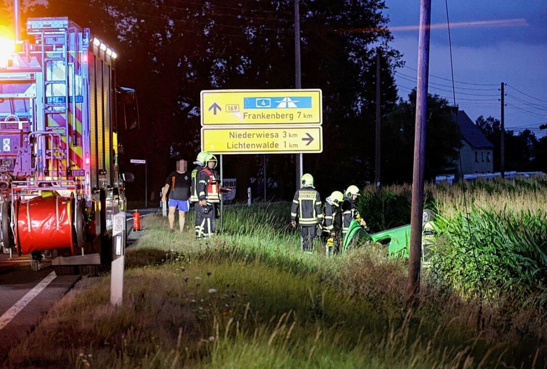 Frau nach Unfall schwer verletzt: PKW überschlägt sich nach Zusammenstoß mit Mast -  Am PKW entstand Totalschaden. Foto: Harry Härtel