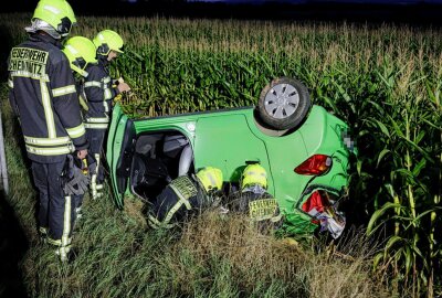 Frau nach Unfall schwer verletzt: PKW überschlägt sich nach Zusammenstoß mit Mast -  Am PKW entstand Totalschaden. Foto: Harry Härtel