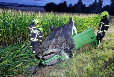 Frau nach Unfall schwer verletzt: PKW überschlägt sich nach Zusammenstoß mit Mast -  Am PKW entstand Totalschaden. Foto: Harry Härtel