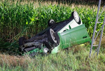 Frau nach Unfall schwer verletzt: PKW überschlägt sich nach Zusammenstoß mit Mast -  Am PKW entstand Totalschaden. Foto: Harry Härtel