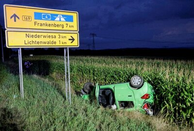 Frau nach Unfall schwer verletzt: PKW überschlägt sich nach Zusammenstoß mit Mast -  Am PKW entstand Totalschaden. Foto: Harry Härtel