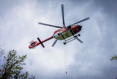 Frau stürzt 25 Meter in die Tiefe: Helikopter-Rettung nach schwerem Wanderunfall - Am Dienstagvormittag ereignete sich im Elbsandsteingebirge bei Schöna ein schwerer Wanderunfall. Foto: Marko Förster