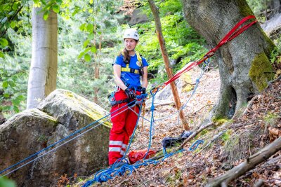 Frau stürzt 25 Meter in die Tiefe: Helikopter-Rettung nach schwerem Wanderunfall - Obwohl schwer verletzt, war sie ansprechbar und rief um Hilfe. Vorbeikommende Wanderer hörten die Hilferufe und verständigten die Bergwacht. Foto: Marko Förster