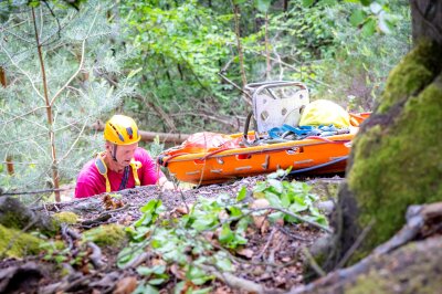 Frau stürzt 25 Meter in die Tiefe: Helikopter-Rettung nach schwerem Wanderunfall - Die Retter lokalisierten die Frau am Steilhang, seilten sich zu ihr ab und leisteten Erste Hilfe. Nach der Stabilisierung wurde die Verletzte in einem Bergesack zusammen mit einer Notärztin per Seilwinde ausgeflogen. Foto: Marko Förster