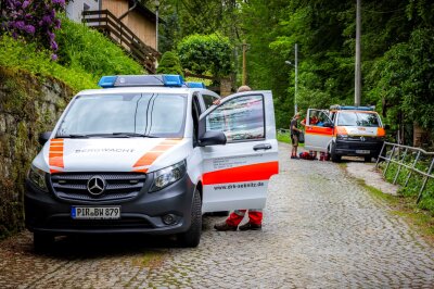 Frau stürzt 25 Meter in die Tiefe: Helikopter-Rettung nach schwerem Wanderunfall - Die Retter lokalisierten die Frau am Steilhang, seilten sich zu ihr ab und leisteten Erste Hilfe. Nach der Stabilisierung wurde die Verletzte in einem Bergesack zusammen mit einer Notärztin per Seilwinde ausgeflogen. Foto: Marko Förster