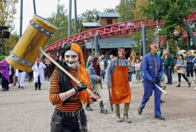 Freak-Parade: So war die erste Gruselparty im Freizeitpark Plohn - Bei der Freak-Show im Freizeitpark gab's jede Menge Hingucker. Foto: Thomas Voigt