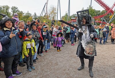 Freak-Parade: So war die erste Gruselparty im Freizeitpark Plohn - Skurrile Gestalten aus der "Zone 22" spazierten zur Grusel-Parade durchs Park-Gelände. Foto: Thomas Voigt