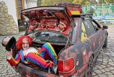 Freak-Parade: So war die erste Gruselparty im Freizeitpark Plohn - Dieser durchgeknallte Clown grüßte aus dem Kofferraum eines ganz speziellen Fahrzeuges. Foto: Thomas Voigt