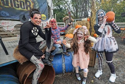 Freak-Parade: So war die erste Gruselparty im Freizeitpark Plohn - Jana Burkhardt aus Zwickau (links) war mit ihrer Freundin Sandy Sterzik und den beiden Spuk-Knirpsen Elli und Fritz zur ersten Halloween-Party im Freizeitpark Plohn dabei. Foto: Thomas Voigt