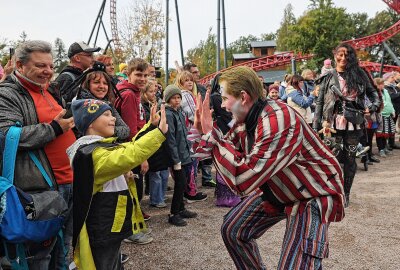 Freak-Parade: So war die erste Gruselparty im Freizeitpark Plohn - So mancher Knirps ging mutig mit den schrägen Figuren auf Tuchfühlung. Foto: Thomas Voigt