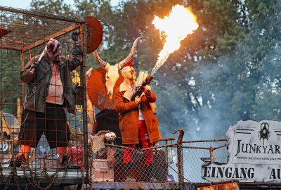 Freak-Parade: So war die erste Gruselparty im Freizeitpark Plohn - Freak "Vigor" in seinem Element. Mit dieser heißen Nummer begrüßte der Herr des Schrottplatzes in der "Zone 22" die Besucher. Foto: Thomas Voigt