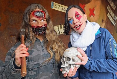 Freak-Parade: So war die erste Gruselparty im Freizeitpark Plohn - Nicht alle Parkbesucher ließen sich von den düsteren Gestalten im Schrottplatz-Labyrinth abschrecken. Manche nutzten die Gelegenheit für einen Schnappschuss. Foto: Thomas Voigt