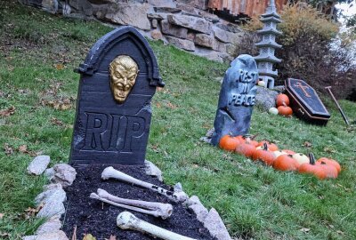 Freak-Parade: So war die erste Gruselparty im Freizeitpark Plohn - Im Park zieht dieser "Friedhof" die Blicke auf sich. Foto: Thomas Voigt