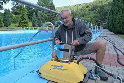 Freibad Auerhammer rüstet sich für Hitzewelle - Im Freibad Auerhammer rüstet man sich für die bevorstehende Hitzewelle - im Bild Schwimmmeister Sven Korb. Foto: Ralf Wendland