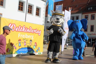 Freiberg feiert den Weltkindertag auf dem Obermarkt - Der Elefant und der Wolf Fredi beim Weltkindertag.