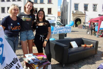 Freiberg feiert den Weltkindertag auf dem Obermarkt - Gastmama Monika aus Freiberg mit Helene und Maria aus Brasilien. 