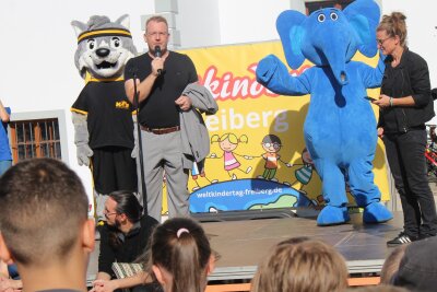 Freiberg feiert den Weltkindertag auf dem Obermarkt - Oberbürgermeister Sven Krüger und Frau Fichte auf der Bühne bei der Begrüßung. 