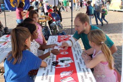 Freiberg feiert den Weltkindertag auf dem Obermarkt - Wunden versorgen am DRK-Stand.