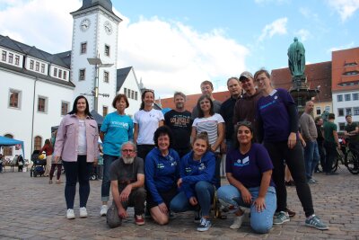 Freiberg feiert den Weltkindertag auf dem Obermarkt - Die Organisatoren des Weltkindertages 2024 in Freiberg: Hintere Reihe: Sophie Helbig- Buntes Haus, Heidrun Katzorke-UnicefChemnitz, Kerstin Dornich- Kinderschutzbund Freiberg, Joachim Krahl-Christliche Gemeinde Freiberg, Julian Schäfer-Tee-Ei, vor ihm Naima Bouzoubaa-Freiberger Agenda 21 e.V., René Otparlik-Freiberger Agenda 21 e.V., Frank Herter- Jakobi Christophorus Gemeinde Freiberg, Olivia Kuckenburg-Diakonie, vorn: Heiko Heese-Stadtverwaltung Pi-Haus, Annett Lietze und Fabienne Stoppel-Kreissportbund Mittelsachsen und Theresa Del Castillo-Diakonie