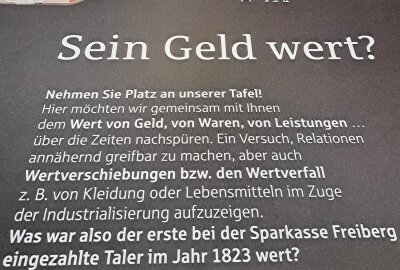 Freiberg: Sparkasse präsentiert "200 Tage Geldgeschichte(n)" - An dieser Tafel kann man Platz nehmen und die Wertentwicklung des Geldes anhand von Freiberger Bier nachverfolgen. BLICK/Marion Schreiber