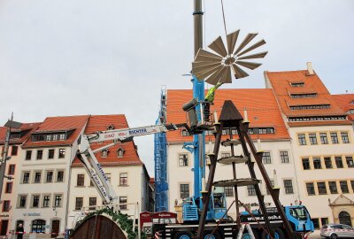 Freiberger Christmarkt 2024: Weihnachten im Erzgebirge mit bergmännischer Tradition erleben - Die Pyramide verschönert den Freiberger Obermarkt. Foto: Renate Fischer