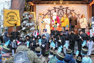 Freiberger Christmarkt 2024: Weihnachten im Erzgebirge mit bergmännischer Tradition erleben - So festlich wurde im letzten Jahr der Christmarkt in Freiberg eröffnet. Foto: Renate Fischer