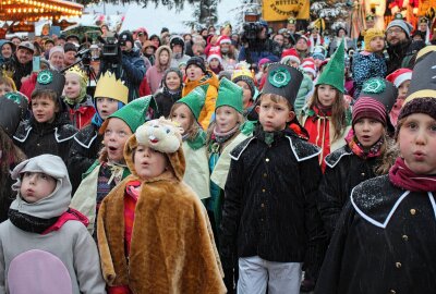 Freiberger Christmarkt 2024: Weihnachten im Erzgebirge mit bergmännischer Tradition erleben - Die Kinder pusteten die Pyramide an. Foto: Renate Fischer