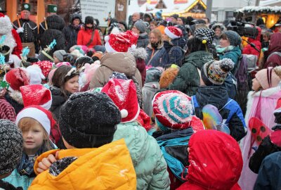 Freiberger Christmarkt 2024: Weihnachten im Erzgebirge mit bergmännischer Tradition erleben - Auch 2024 freut sich Freiberg wieder auf schöne Begegnungen auf dem Christmarkt. Foto: Renate Fischer