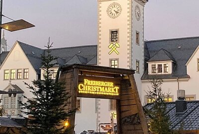 Freiberger Christmarkt 2024: Weihnachten im Erzgebirge mit bergmännischer Tradition erleben - Start des Christmarktbummels. Foto: Renate Fischer