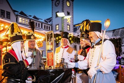 Freiberger Christmarkt 2024: Weihnachten im Erzgebirge mit bergmännischer Tradition erleben - Christmarkt- Mitglieder der Bergparade kosten den Glühwein. Foto: Philipp Herfort