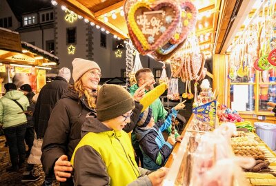 Freiberger Christmarkt 2024: Weihnachten im Erzgebirge mit bergmännischer Tradition erleben - Überall gibt es Leckereien. Foto: Philipp Herfort