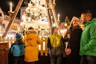 Freiberger Christmarkt 2024: Weihnachten im Erzgebirge mit bergmännischer Tradition erleben - Am Abend im Lichterstein der Pyramide. Foto: Philipp Herfort