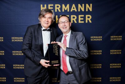 Freiberger gewinnt Excellence Award beim Speaker Slam - Auszeichnung mit dem Excellence Award. Foto: Justin Bockey