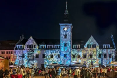 Freiberger Nachtschicht sorgt für Höhepunkte in der Silberstadt - Lichtprojektionen an Gebäuden sind immer ein Hingucker. Diesmal soll die Mimik und Gestik der Besucher in ein Kunstwerk an der Rathaus-Fassade verwandelt werden.Foto: Silberstadt Freiberg®/ Detlev Müller