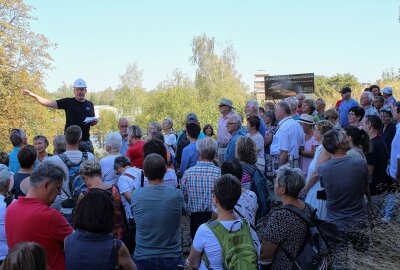 Freiberger nutzen seltene Gelegenheit zum Einblick in bedeutende Kulturdenkmäler - Oberbürgermeister Sven Krüger erklärt den Bürgern Entstehung und Restauration des Abrahamschachtes. Foto: Renate Fischer