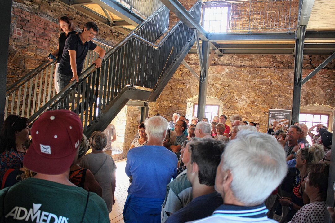 Freiberger nutzen seltene Gelegenheit zum Einblick in bedeutende Kulturdenkmäler - Architekt Andreas Werner informiert die geschätzt 150 interessierten Bürgern den Stand der Rekonstruktion des Treibehauses am Abrahamschacht. Foto: Renate Fischer