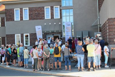 Freiberger nutzen seltene Gelegenheit zum Einblick in bedeutende Kulturdenkmäler - Etwa 70 interessierte Bürger erwarten die erste Besichtigung der neu restaurierten denkmalgeschützten alten Poliklinik am Roten Weg. Foto: Renate Fischer