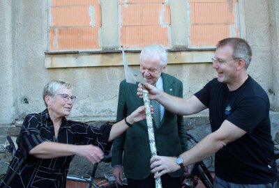 Freiberger nutzen seltene Gelegenheit zum Einblick in bedeutende Kulturdenkmäler - Bergassessor Dr. h.c. Achim Middelschulte -Mitte- übergibt an Oberbürgermeister Sven Krüger -re. und Museumsdirektorin Andrea Riedel -li. eine historische Schmuckbergbarte. Foto: Renate Fischer