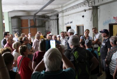 Freiberger nutzen seltene Gelegenheit zum Einblick in bedeutende Kulturdenkmäler - Oberbürgermeister 3- Sven Krüger führt ca. 150 interesierte Freiberger durch das Gebäude der Porzelline. Foto: Renate Fischer