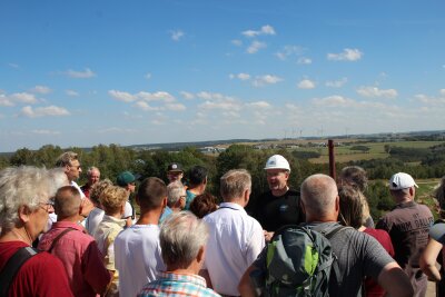 Freiberger nutzen seltene Gelegenheit zum Einblick in bedeutende Kulturdenkmäler - Besucher genießen den weiten Blick von der Dachterrasse der Porzelline. Foto: Renate Fischer