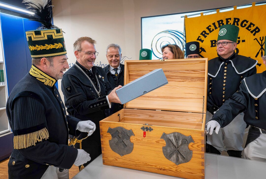 Freibergs Geschichte im neuen Herderhaus - Heiko Götz, Oberbürgermeister Sven Krüger, Bernd-Erwin Schramm, Dr. Ines Lorenz und Mitglieder des HFBHK e.V. beim Empfang der letzten Umzugskiste. Foto: Detlev Müller