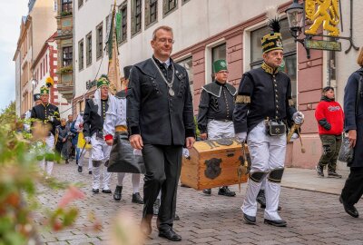 Freibergs Geschichte im neuen Herderhaus - Oberbürgermeister Sven Krüger, Heiko Götze, Dr. Ines Lorenz und Mitglieder der HFBHK beim Transport der letzten Umzugskiste. Foto: Detlev Müller